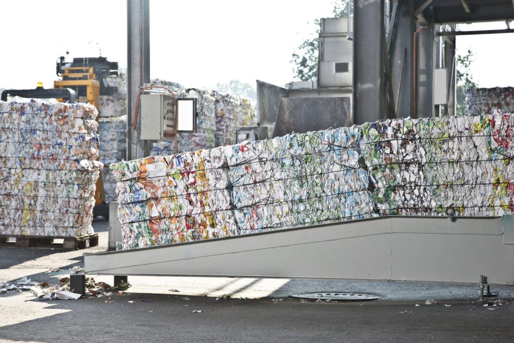 Transport de balles de matériaux dans un centre de recyclage